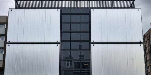 Materiais mais indicados para placas imobiliárias duráveis e profissionais